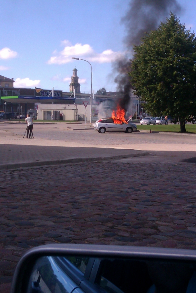 Papildināts (13:40) – Ostmalā sadeg vieglais auto
