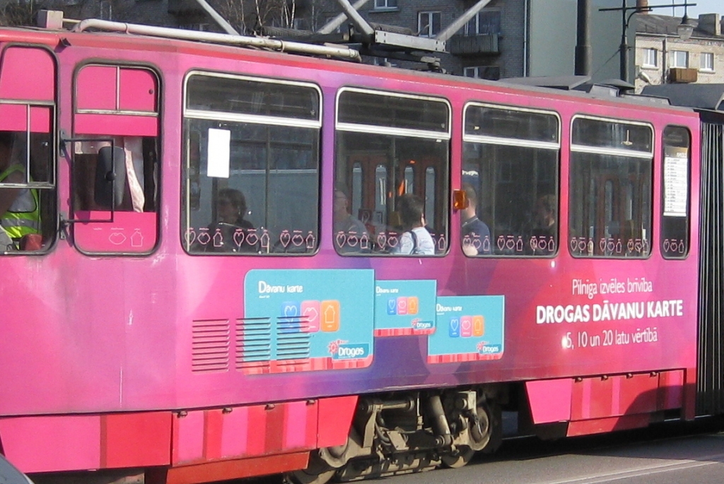 Papildināts – Tramvajs sadūries ar ceļu būves tehniku