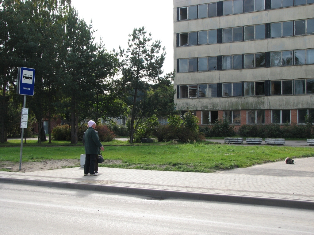 Drīzumā uzstādīs autobusu pieturvietās nojumes