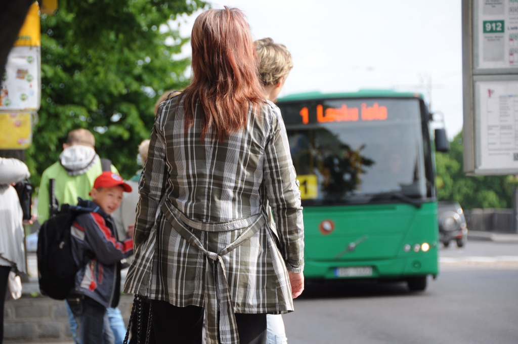 Autobusam bremzējot, cieš pasažiere