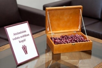 Sākas sarkanbaltsarkano lentīšu griešanas akcija