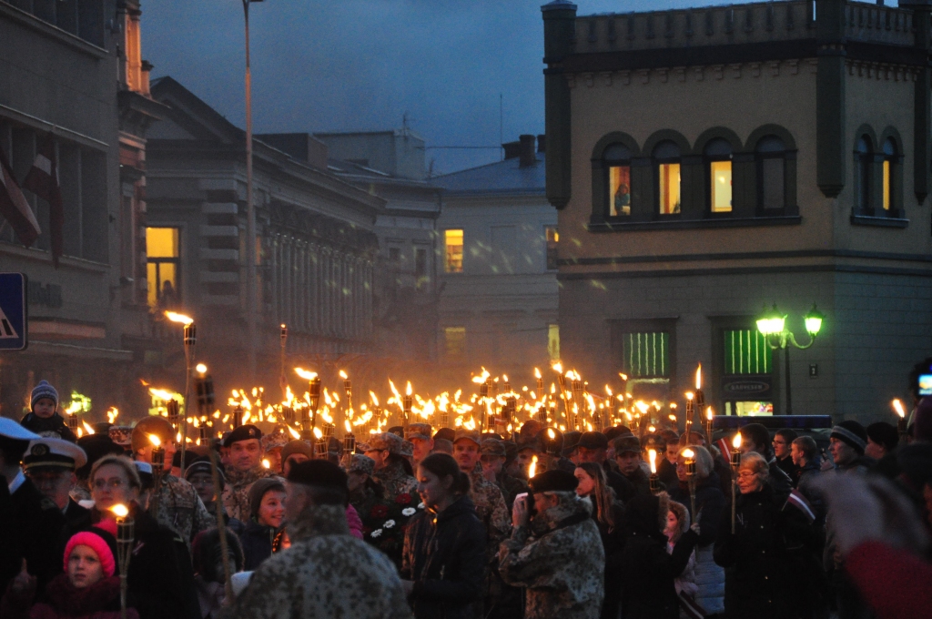 FOTO: Lāpu gājienā godina Latvijas brīvības cīnītājus