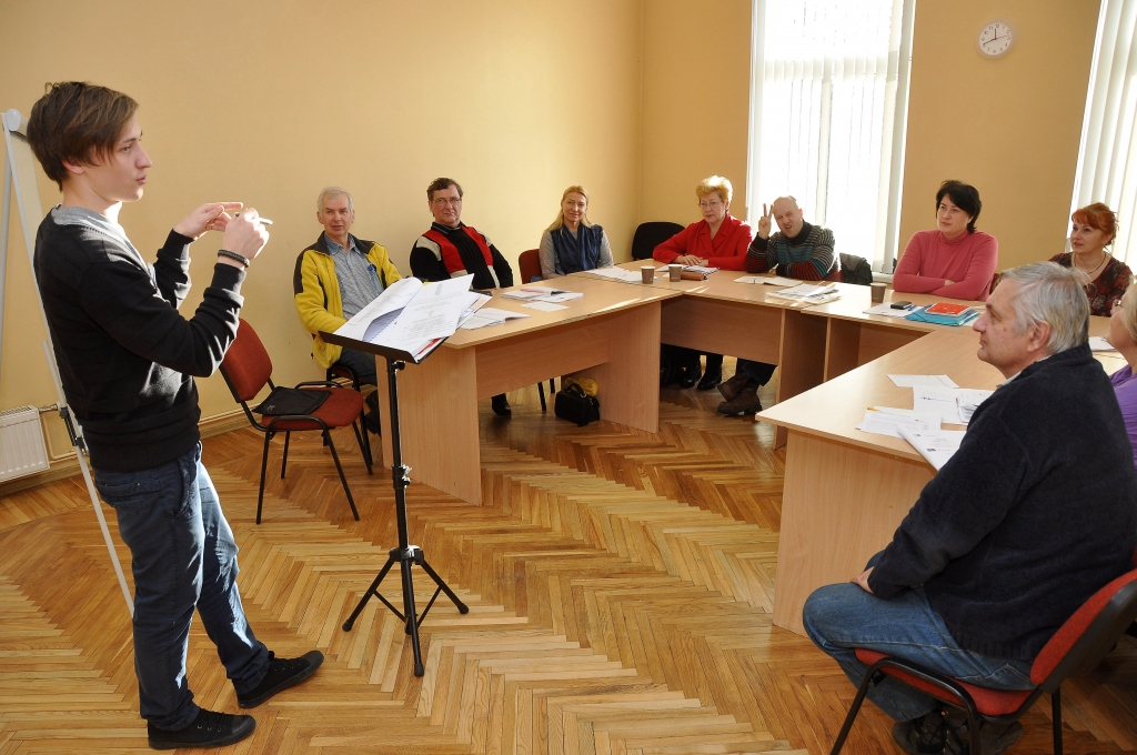 Metalurgi mācās runāt angļu un latviešu mēlē