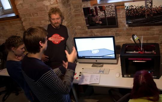 Atklās jauno mediju mākslas nedēļas “iWeek” darbnīcās veidoto darbu izstādi