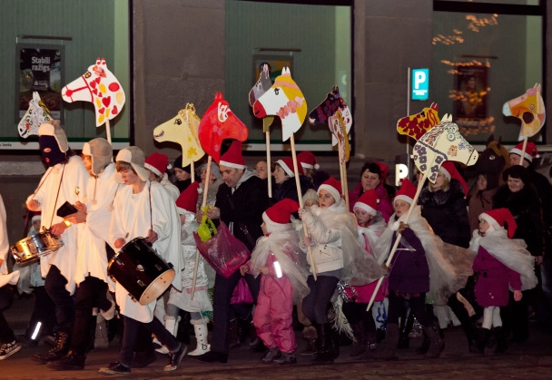 Pilsētas lielās egles iedegšanu ievadīs radošas darbnīcas un masku gājiens