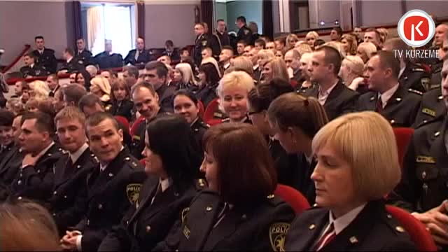 Policija svin 95.gadadienu