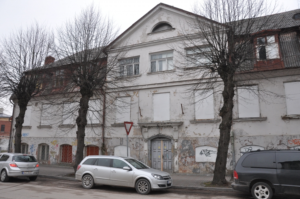 Tukšās mājas maina īpašniekus