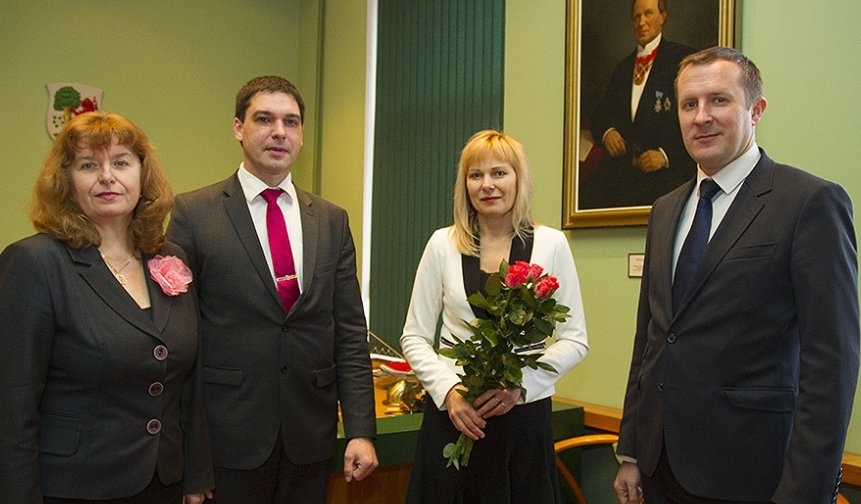 Skolotāja dāvanā saņem datoru