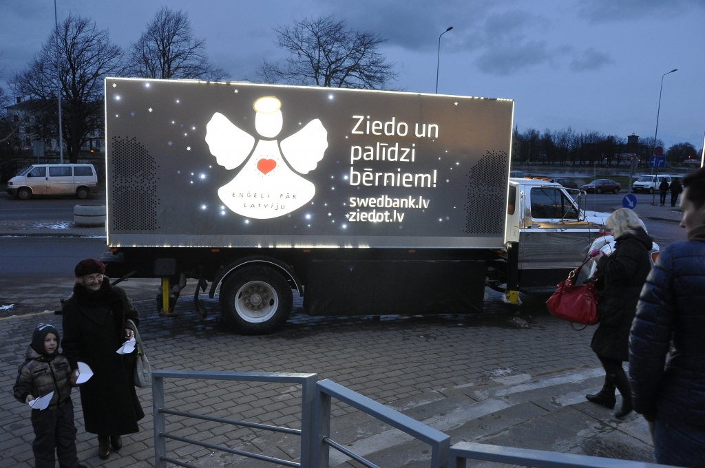 FOTO: Eņģeļu autobuss pietur Liepājā