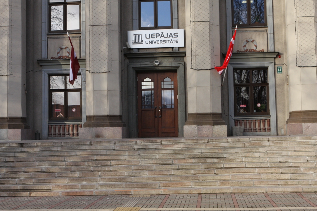 Notiks matemātiķes Dainas Taimiņas lekcija “Hiperboliskās plaknes un sociālie tīkli”