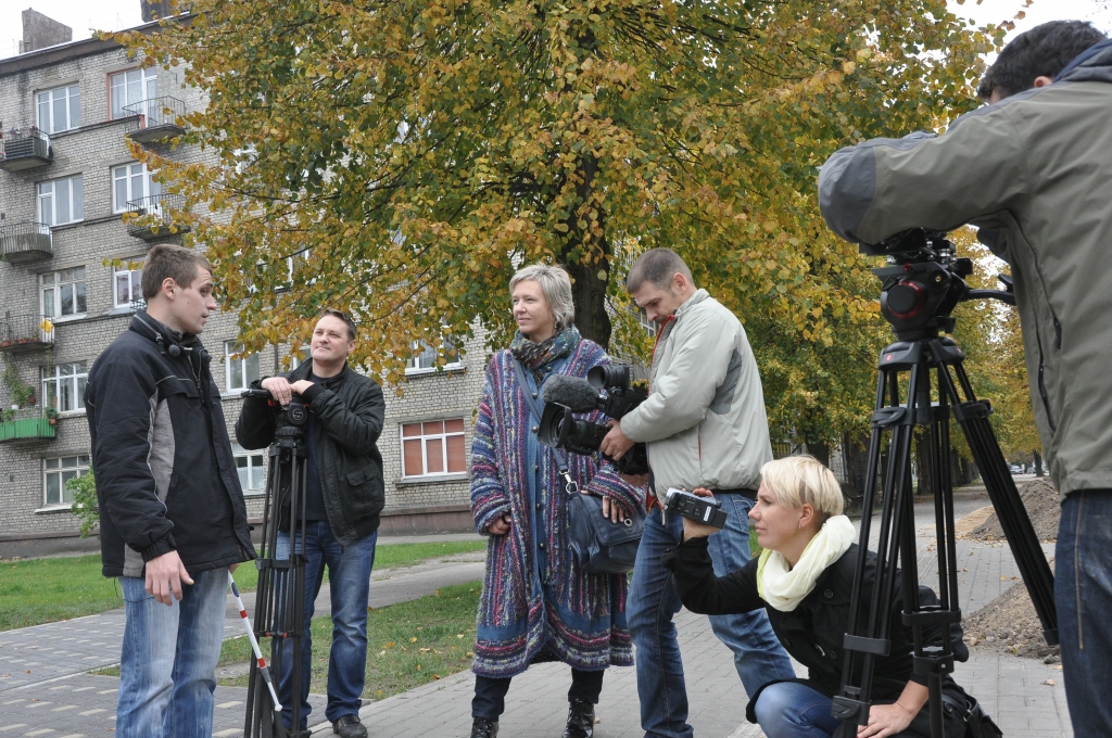 Demonstrēs filmu par neredzīgo gidu Artūru Līvmani