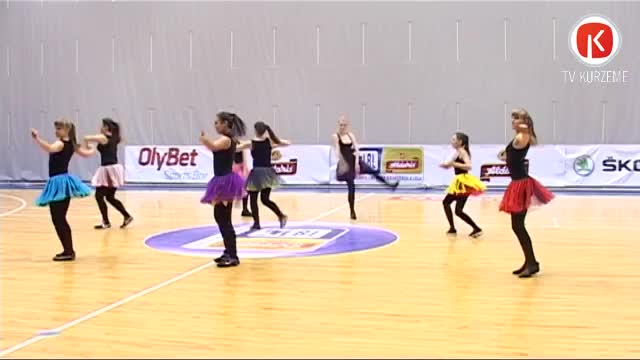 Vidusskolēni rāda sporta šovu