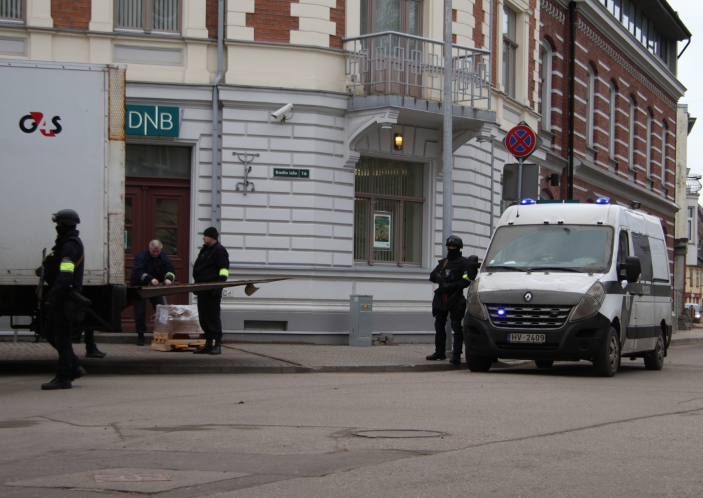 Bruņotas apsardzes uzraudzībā bankās nogādā eiro