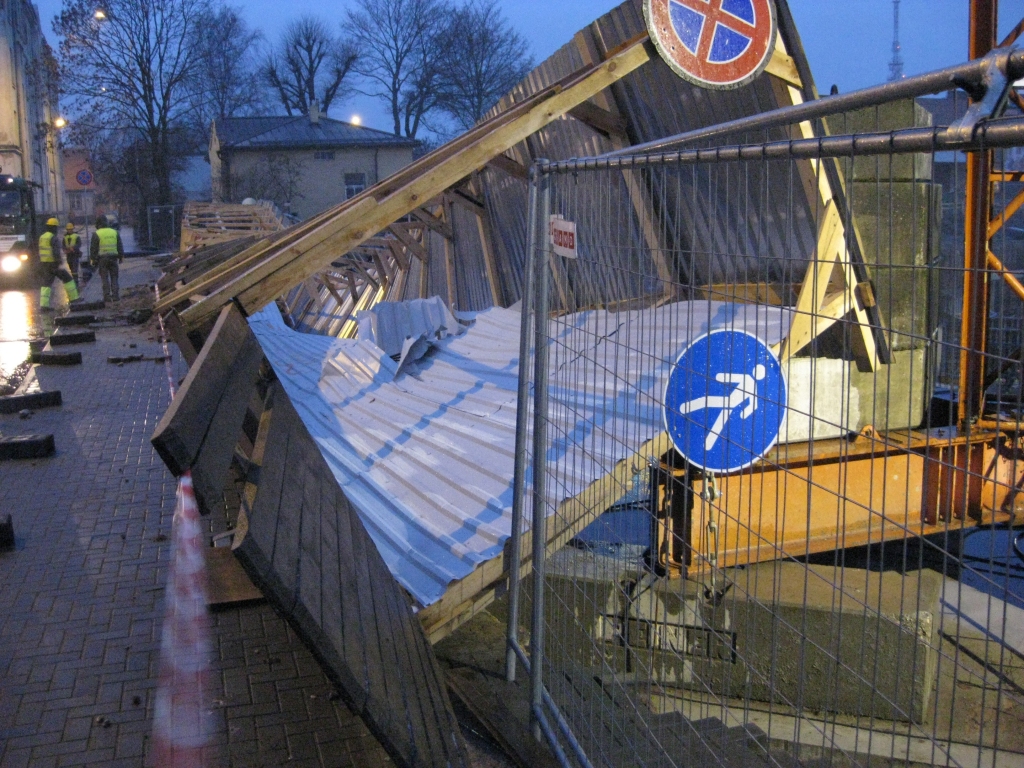 Vējš brāzmās pūtis līdz 28 m/s; bojājumi pilsētā vērtējami kā nelieli
