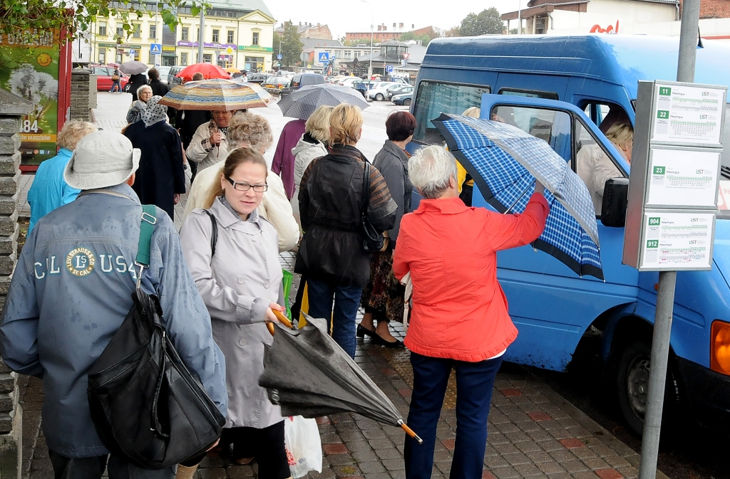 Papildināts – Bezmaksas braukšanu plāno noteikt personām, kas vecākas par 80 gadiem