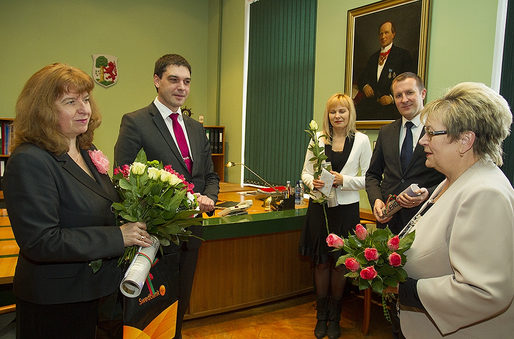 Skolotājai pasniedz ”Swedbank” balvu