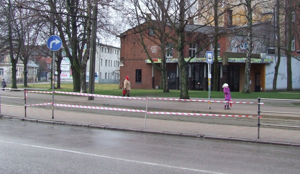 Meklē autobraucēju, kurš taranēja margas