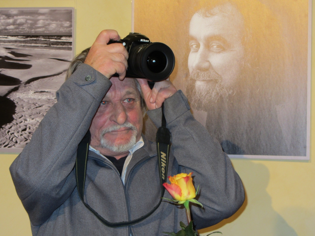 Muzejā atklāj Pētera Jaunzema fotoizstādi “Rakstīts sudrabā”