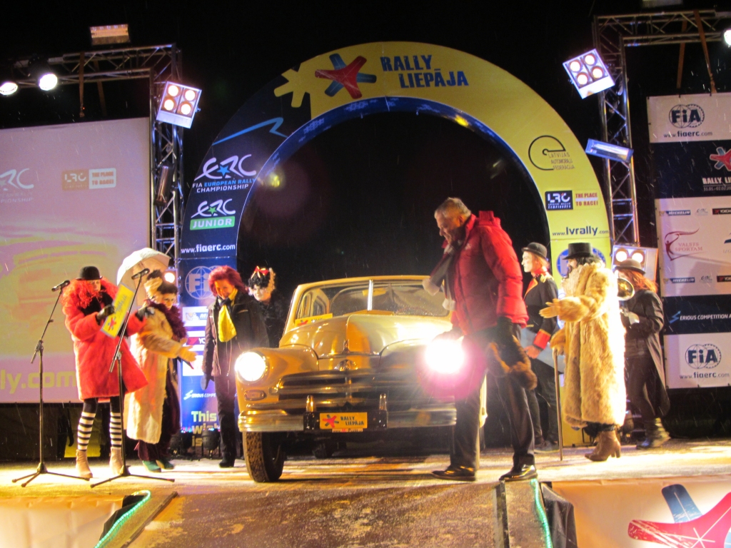 Spītējot aukstumam, ”Rally Liepāja” atklāšana pulcē simtiem interesentu