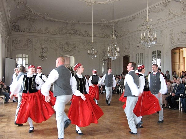 Dejotāji svin dzimšanas dienu