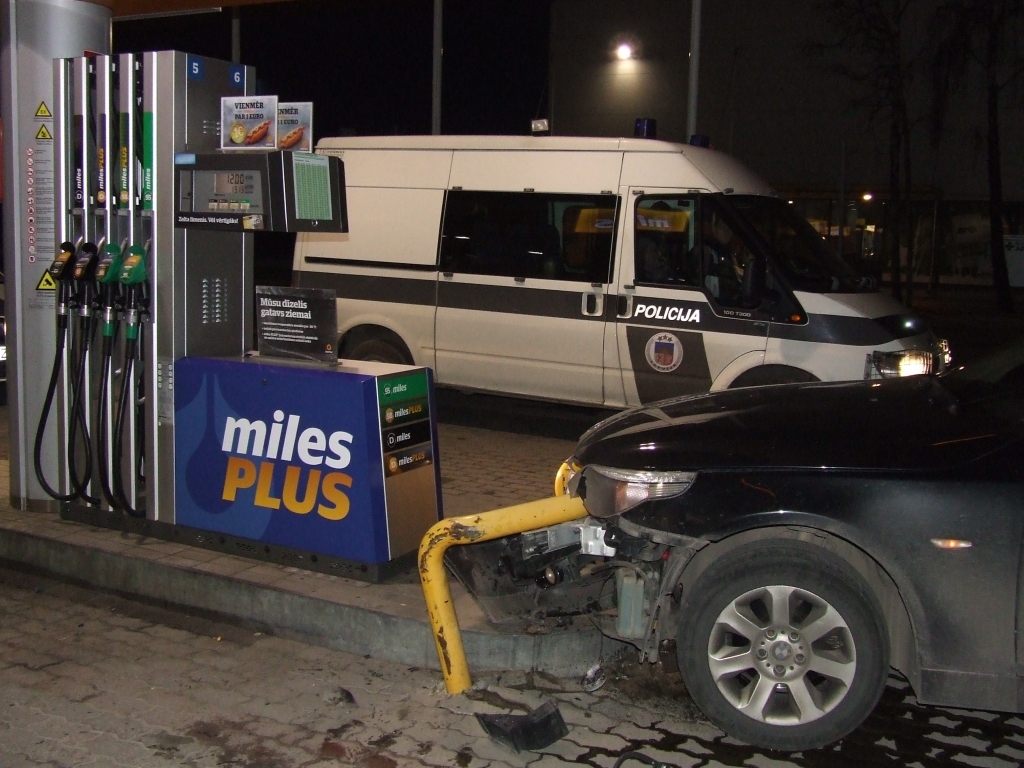 15 gadus vecs puisis ar tēva ”BMW” taranē “Statoil”