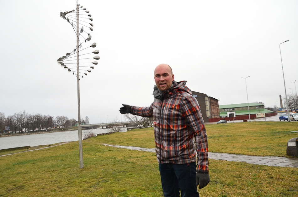 FOTO: Atklāj kinētisko skulptūru grupu “Noķer Liepājas vēju!”