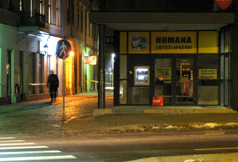 Papildināts – Aizdomīga maisiņa dēļ slēdz Zivju ielu; atradums izrādās nekaitīgs