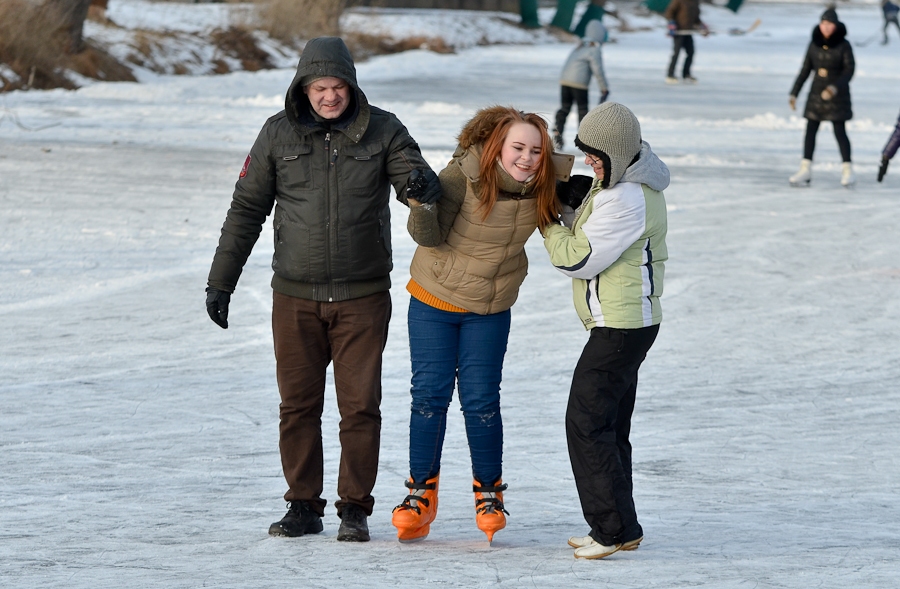 FOTO: Liepājnieki bauda ziemas priekus brīvdabas slidotavā