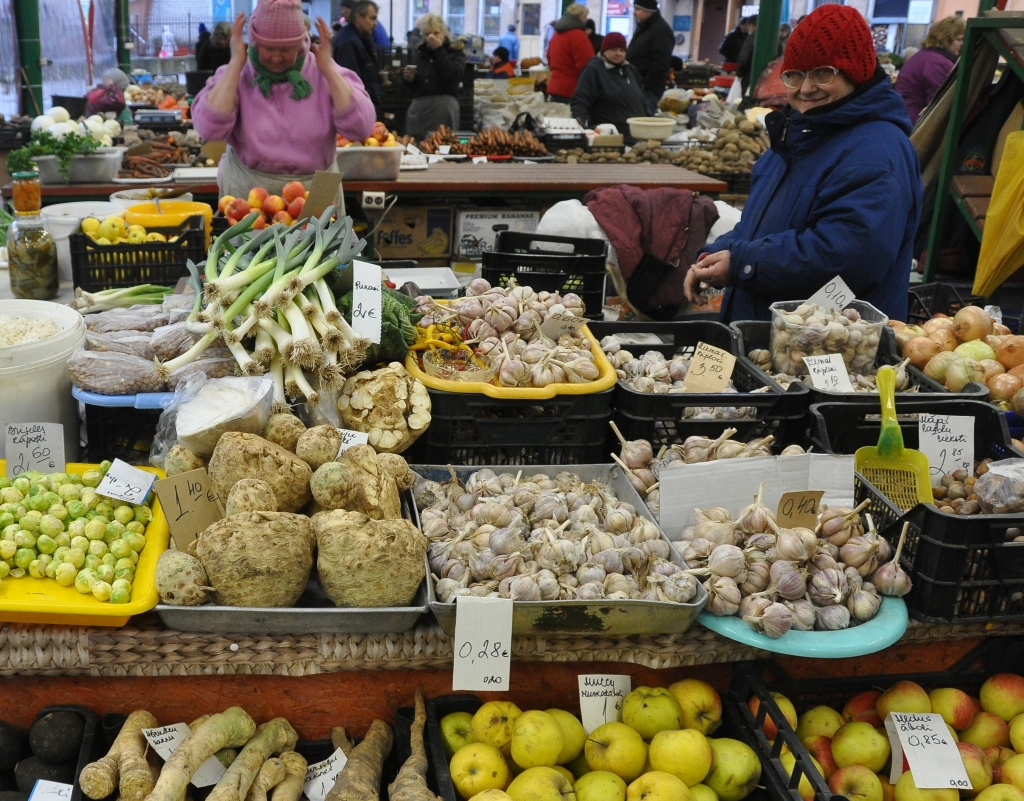 Pētertirgū latos norēķinās vēl aptuveni 20% pircēju