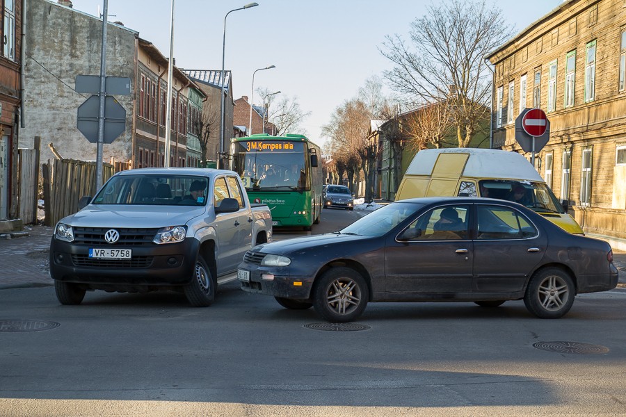 Ceļu nesadala kravas pikaps ar vieglo auto