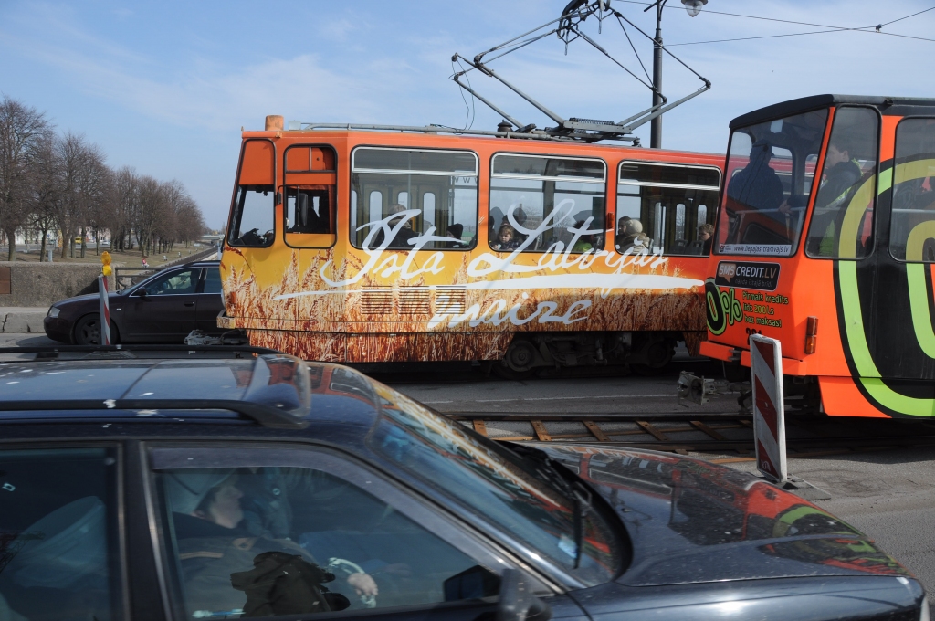 Papildināts (15:50) – No braucoša tramvaja izkritis bērns; viņu izgrūdis draugs