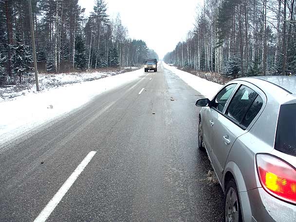Nokrišņi apgrūtina braukšanu; daudzviet uz ceļiem veidojas apledojums