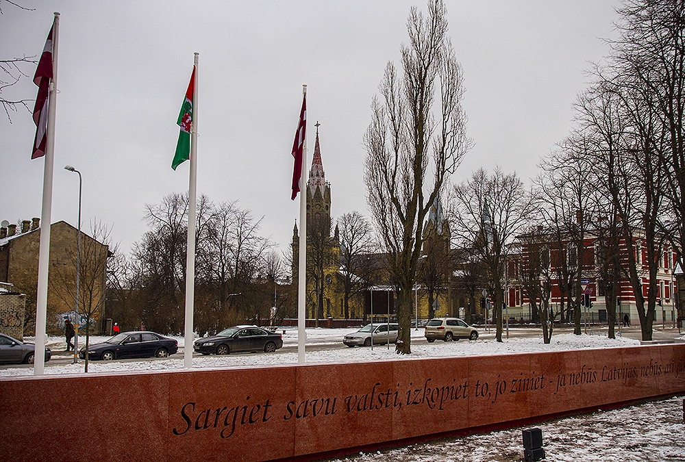 Čakstes laukumā turpmāk pastāvīgi plīvos sarkanbaltsarkanais karogs