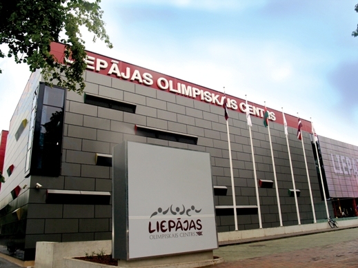 Papildināts – Aizdegoties fēnam, no LOC ēkas evakuē 21 cilvēku