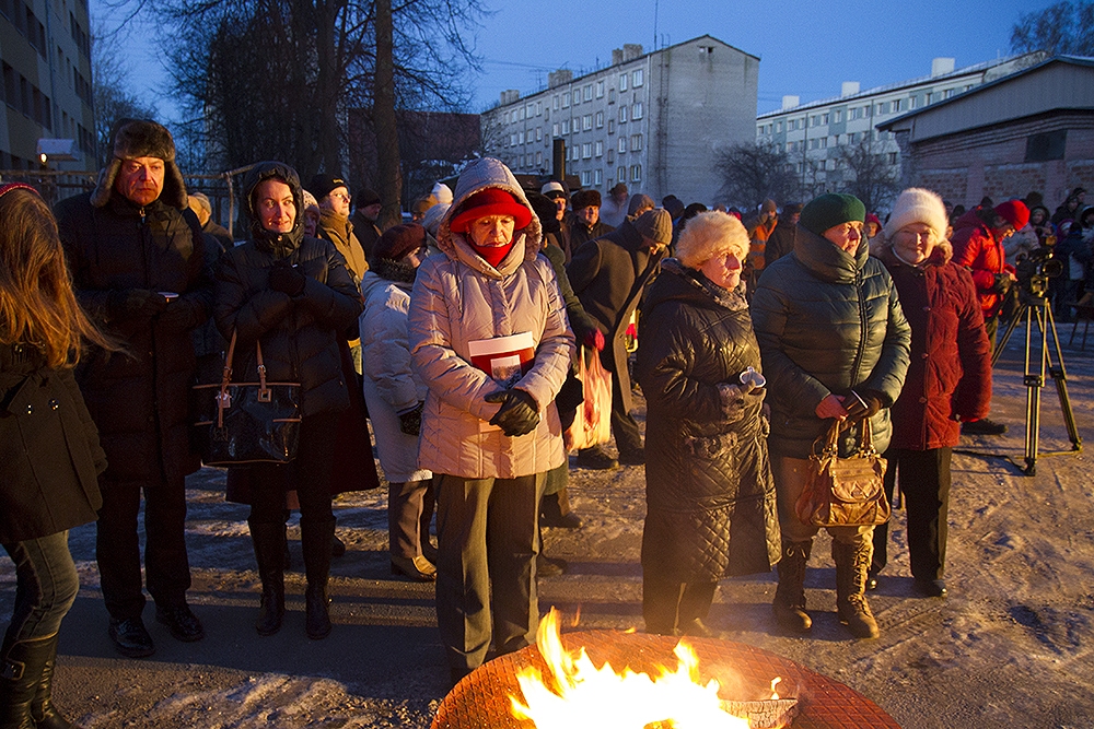 Ugunskuriem degot, piemin barikāžu laiku