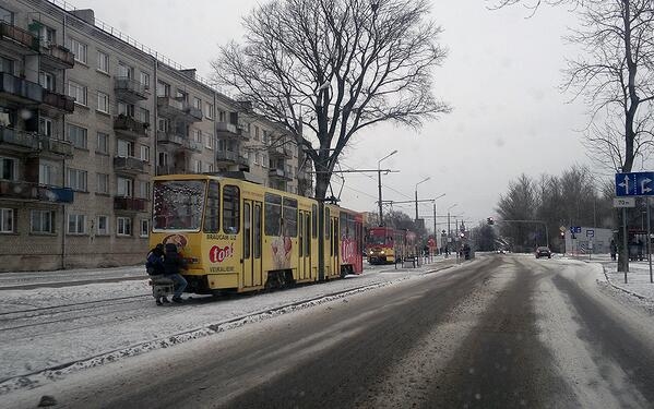 “Liepājas sabiedriskais transports” lūdz pašvaldības policiju pievērst uzmanību bērnu braukšanai uz tramvaja sakabes