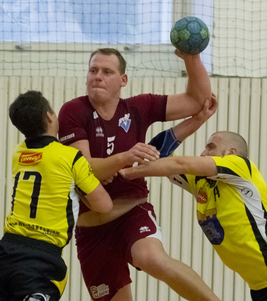Viesi sasēja vaiņodnieku rokas