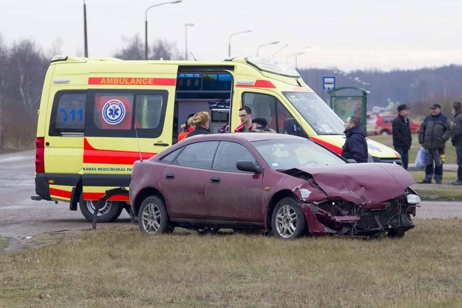 Nedod ceļu pa galveno ielu braucošajam