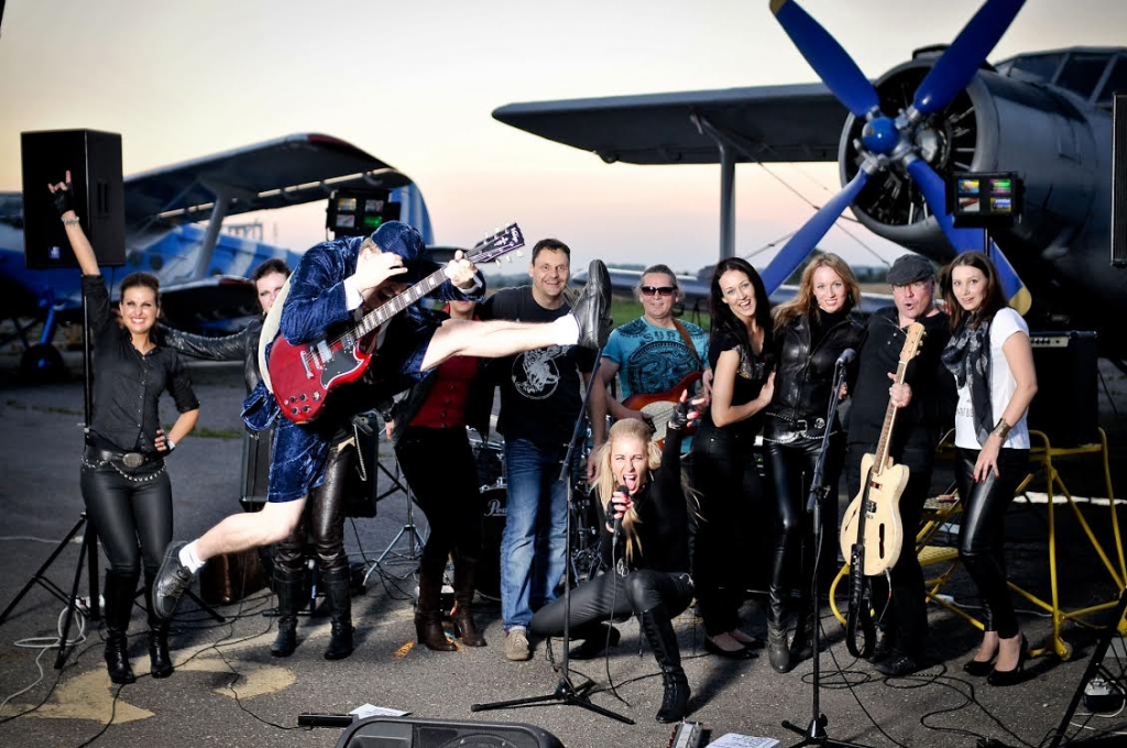 “AC/DC” dziesmas, “The Velvet Supernova” un “Andrew Flame” Liepājā
