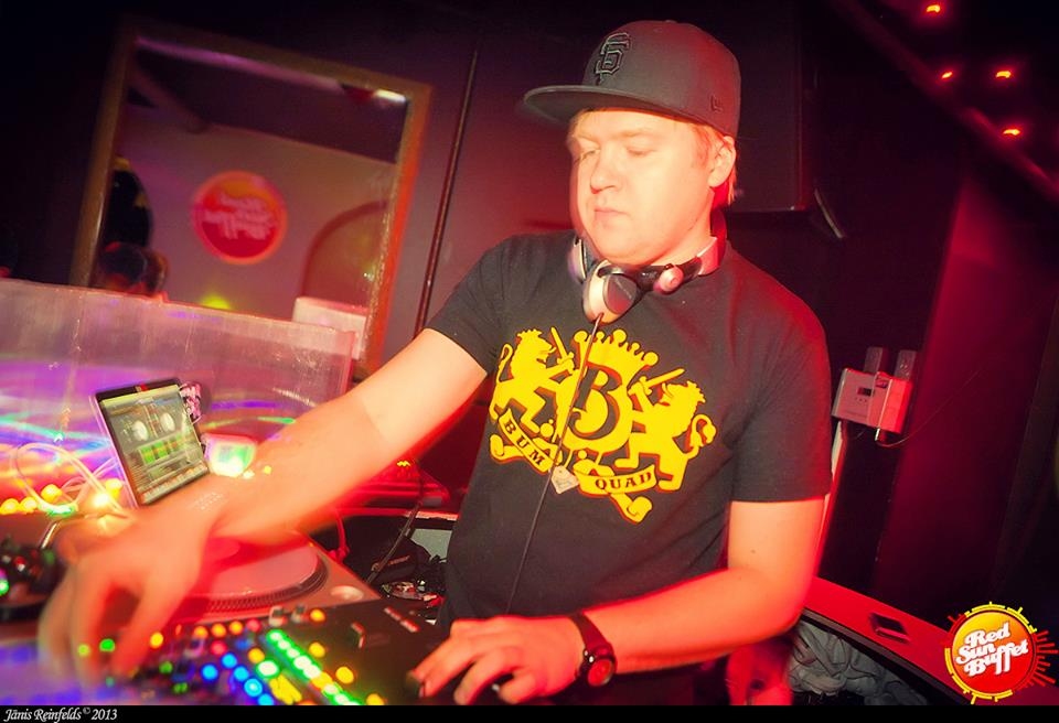“Red Sun Buffet” dīdžejošanas pionieris DJ AI-VA