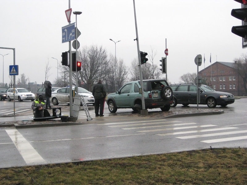 Sadursmi Ganību un Ādu ielas krustojumā izraisījis ”Land Rover” vadītājs