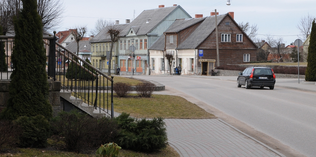 Iegādāsies trīs jaunus auto