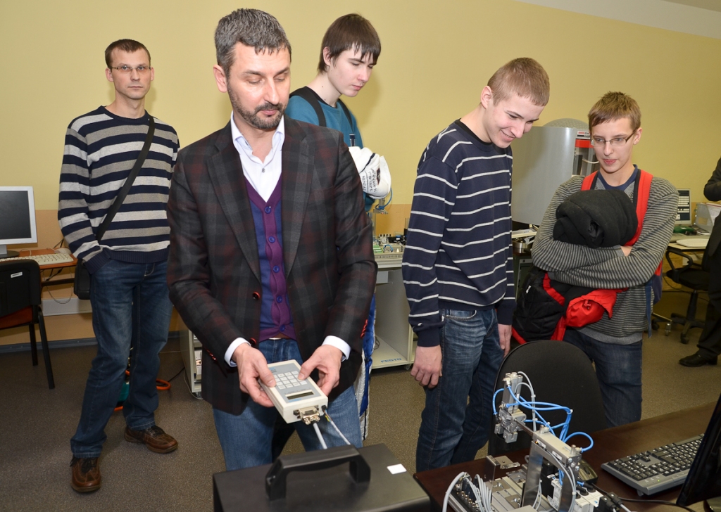 Radošuma dienas sākas ar tehnoloģiju un robotu demonstrējumiem