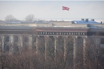 Liepājas Universitātē ēno studentus pasākumā ”Roku rokā ar studentu”