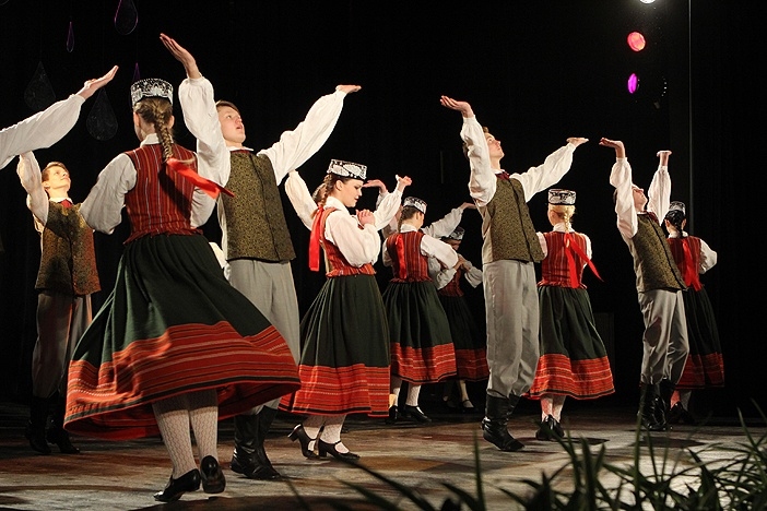 Veiksmīgi noslēdzies 10. Tautas deju festivāls “Aprīļa pilieni 2014”