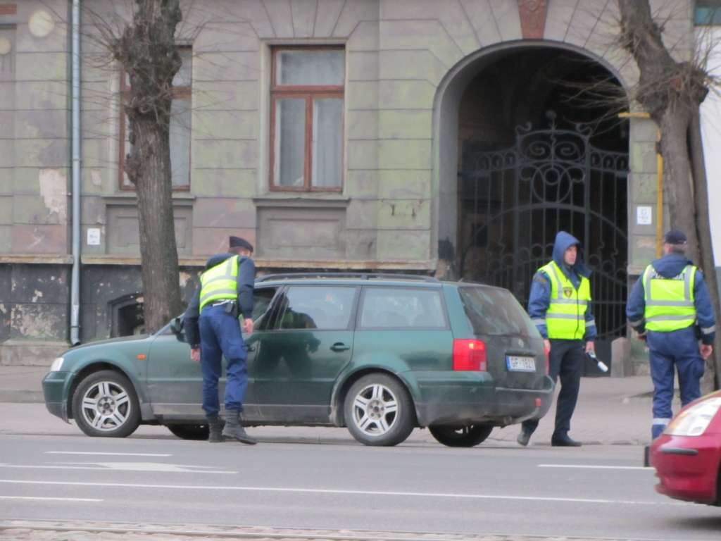 Brīvdienās mūspusē aizturēti vairāki desmiti dzērājbraucēju un trīs kukuļdevēji