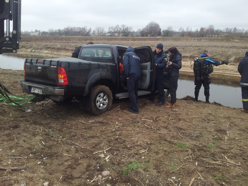 Papildināts (15:22) – No kanāla Nīcas pagastā izceļ auto; vadītāju meklē policija