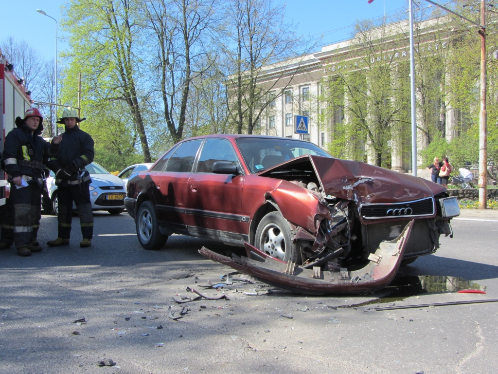 Papildināts – Rožu laukumā trīs auto sadursme; cietis cilvēks