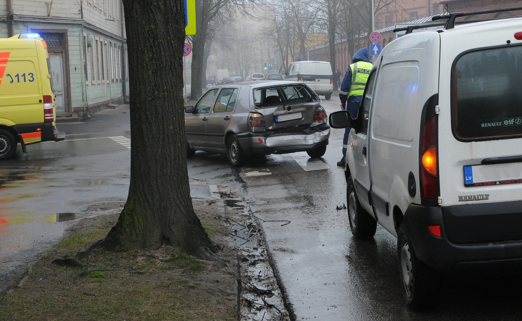 Notikusi avārija Ganību ielā; ir cietušais