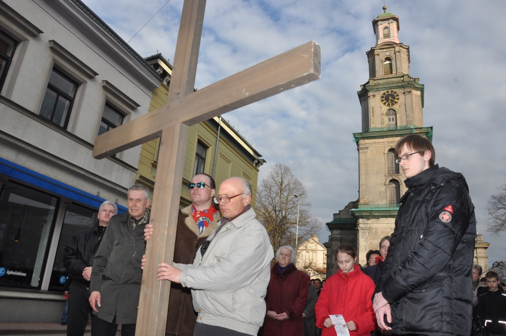 Lūdzoties iet Kristus ciešanu ceļu